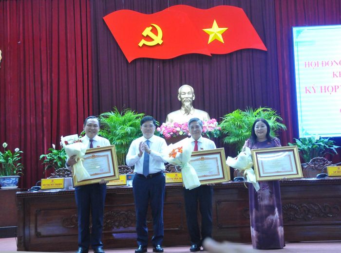 Đại diện tập thể và cá nhân nhận Bằng khen của Thủ tướng.