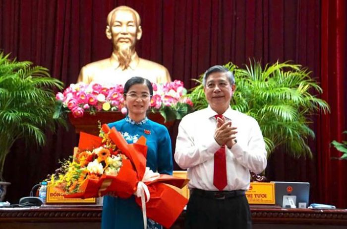 Ông Đồng Văn Thanh tặng hoa chúc mừng bà Trần Thị Huyền, Giám đốc Sở Giáo dục và Đào tạo làm Ủy viên UBND TP Cần Thơ.