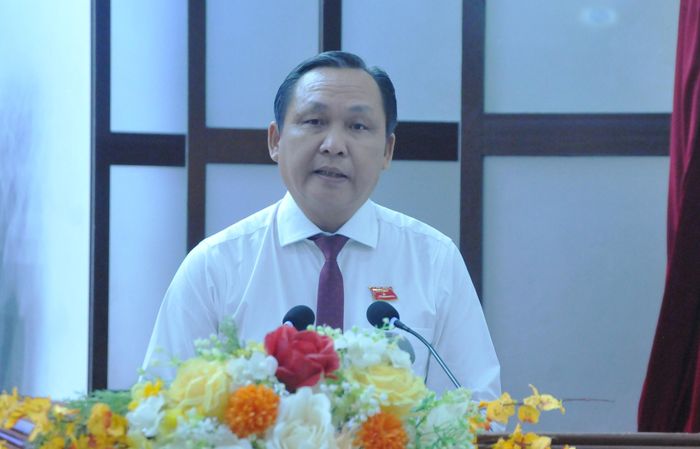 Ông Lê Công Lý, Phó chủ tịch Thường trực UBND TP Cần Thơ trình bày tờ trình bổ sung vốn đầu tư công.