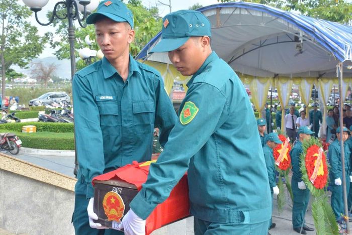 13 hài cốt liệt sĩ được đưa vào Đài tưởng niệm Cầu Thành để làm lễ tưởng niệm