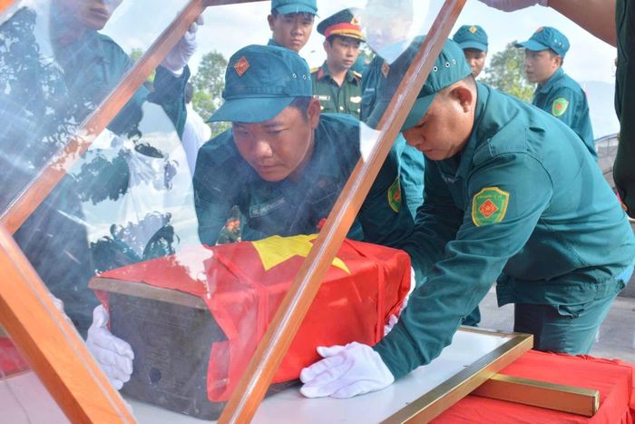 Đưa hài cốt liệt sĩ vào vị trí trước khi làm Lễ dâng hoa, dâng hương.