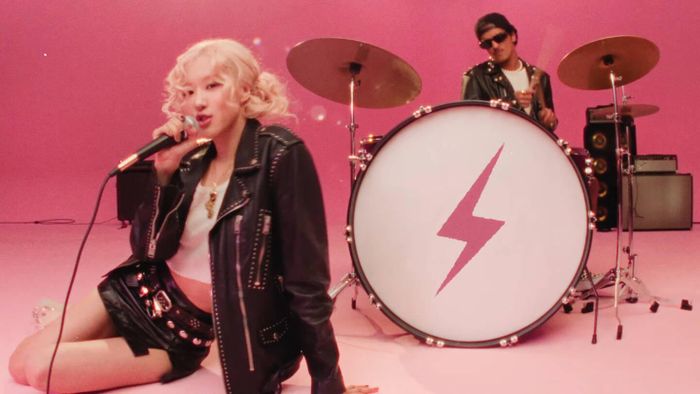 Rosé kết hợp với Bruno Mars trong bản hit "APT.".