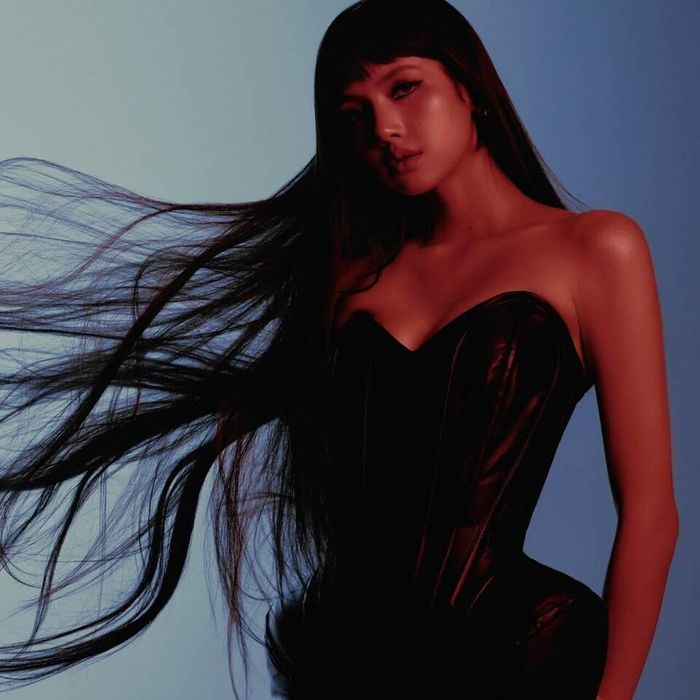 Lisa quyến rũ, bí ẩn trong hình ảnh quảng bá cho EP mới. (Ảnh: Lotte).