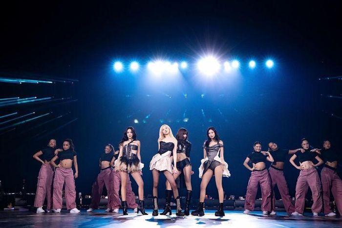 Nhóm nhạc BlackPink trong đêm diễn cuối cùng của chuyến lưu diễn vòng quanh thế giới "Deadline" tại Sân vận động Kai Tak ở Hong Kong, hôm 26/1. (Ảnh: YG Entertainment).
