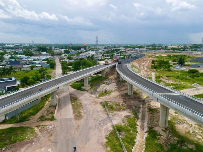 Quy mô nút giao ngày càng hiện rõ với hệ thống đường dẫn, các nhánh kết nối với những lớp kết cấu mặt đường lần lượt được hình thành, kéo dài qua các nhánh rẽ, tạo nên một mạng lưới giao thông hiện đại. Khi nút giao hoàn thành, phương tiện từ hướng Tây Ninh, TP.HCM có thêm lựa chọn để tiếp cận cao tốc Biên Hòa - Vũng Tàu. Từ đây, dòng xe có thể tiếp tục đi về Vũng Tàu, khu vực cảng Cái Mép - Thị Vải hoặc kết nối với sân bay Long Thành và các khu vực khác của Đông Nam Bộ.
