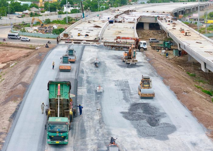 Theo ông Phạm Thanh Hải, Giám đốc Ban QLDA các đường cao tốc phía Nam (thuộc VEC), gói thầu nút giao QL51 được khởi công từ tháng 2/2025, là một trong những hạng mục quan trọng để kết nối cao tốc Bến Lức - Long Thành với nút giao Tân Hiệp trên cao tốc Biên Hòa - Vũng Tàu. Hiện gói thầu đang ở giai đoạn hoàn thiện, được đặt mục tiêu nỗ lực để đưa vào khai thác trong tháng 9.