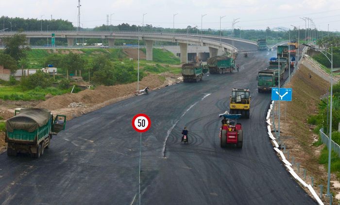 Tại công trường, nhà thầu đang tổ chức thi công các nhánh đường, khu vực nút giao và những hạng mục còn lại. Máy móc hoạt động liên tục, công nhân tranh thủ từng khoảng thời gian để đẩy nhanh tiến độ, hướng tới mục tiêu đưa công trình vào khai thác sớm nhất, đồng bộ toàn tuyến cao tốc Biên Hòa - Vũng Tàu. Theo Ban QLDA 85, nút giao này cũng sẽ đưa vào khai thác đồng bộ cùng lúc với nút giao QL51.