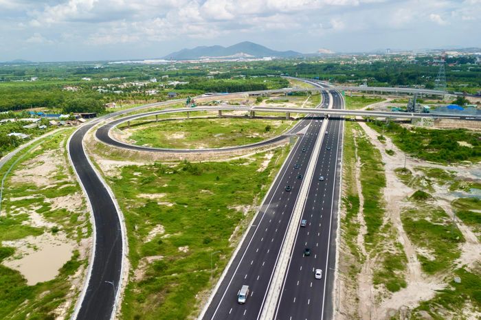 Nối tiếp nút giao QL51 là nút giao Tân Hiệp, không khí thi công cũng đang nhộn nhịp. Nút giao này được xem là mắt xích quan trọng để hoàn thiện sự liên thông giữa cao tốc Bến Lức - Long Thành và cao tốc Biên Hòa - Vũng Tàu.
