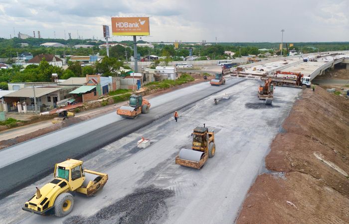 Từ cầu vượt, đường dẫn đến các nhánh kết nối, những phần việc cuối cùng đang được khẩn trương hoàn thiện, hướng tới mục tiêu đưa hai nút giao vào khai thác trong vài chục ngày tới.