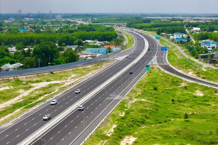 Khi đó, hàng hóa và hành khách từ TP.HCM, miền Tây sẽ có thêm lựa chọn tiếp cận sân bay thông qua mạng lưới cao tốc. Đồng thời, dòng hàng hóa từ các khu vực sản xuất có thể kết nối thuận lợi hơn với sân bay Long Thành, cảng Cái Mép - Thị Vải và các trung tâm logistics trong vùng.