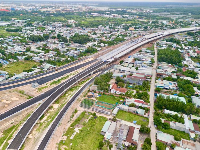 Hai nhánh cầu vượt kết nối QL51 với cao tốc Bến Lức - Long Thành và cao tốc Biên Hòa - Vũng Tàu đã cơ bản hoàn thành các hạng mục chính. Phía dưới, các tuyến đường dẫn cũng đang dần khép kín, hình hài của một nút giao quy mô lớn đã hiện rõ.