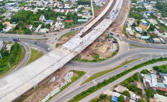 Tại khu vực thi công nút giao QL51, các kỹ sư, công nhân tăng tốc đẩy nhanh các phần việc. Cạnh đó, xe ben nối nhau ra vào vận chuyển vật liệu, máy móc, xe lu hoạt động liên tục trên các tuyến đường dẫn và những nhánh kết nối. Trên mặt cầu, công nhân tập trung hoàn thiện dải phân cách, khe co giãn, vệ sinh mặt cầu và xử lý những phần việc cuối.