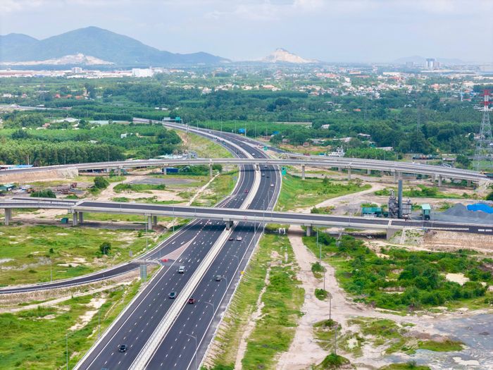 Điểm quan trọng nằm ở chỗ, khi hai nút giao QL51 và Tân Hiệp được hoàn thiện, hai tuyến cao tốc sẽ không còn vận hành như những trục giao thông tách biệt. Một mạng lưới liên kết đa hướng sẽ được hình thành, cho phép dòng phương tiện chuyển hướng thuận lợi hơn giữa các khu vực. Sự liên thông này được kỳ vọng rút ngắn thời gian hành trình, tăng khả năng phân bổ dòng xe, đồng thời giảm áp lực cho các tuyến quốc lộ và đường đô thị.