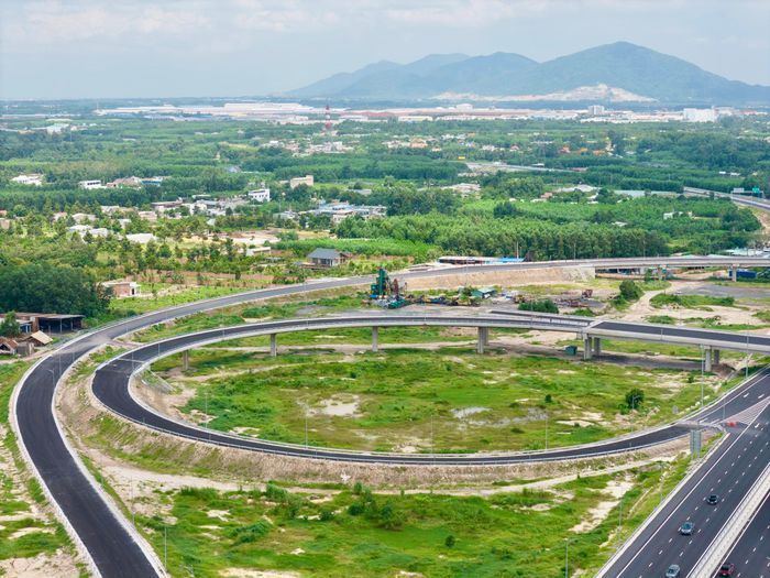 Nhìn từ trên cao, những nhánh đường đan xen giữa các tuyến cao tốc tạo thành một hệ thống kết nối dần hoàn chỉnh. Cầu vượt, đường dẫn và các nhánh rẽ từng bước khép lại, tạo nên một điểm kết nối giao thông phân phối dòng xe theo nhiều hướng.
