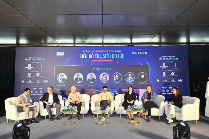 Các chuyên gia thảo luận tại diễn đàn bất động sản 2026 "siêu đô thị, siêu cơ hội" chiều 25/8.