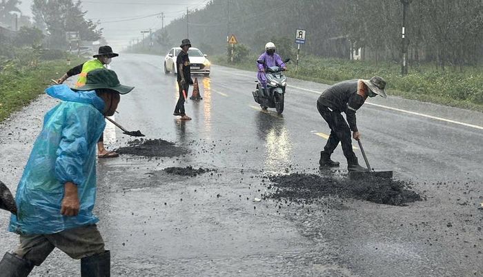 Công nhân thi công đảm bảo ATGT trên đường Hồ Chí Minh.