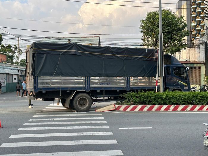 Sau va chạm, xe tải lao qua làn đường ngược chiều.