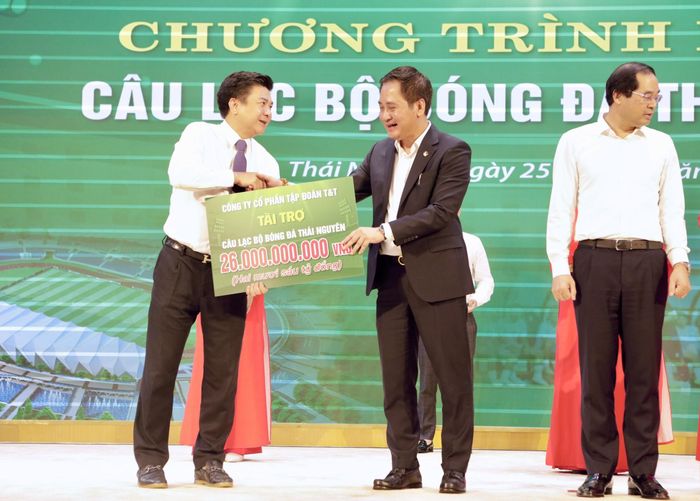 Các nhà tài trợ trao tiền tài trợ tại buổi lễ.