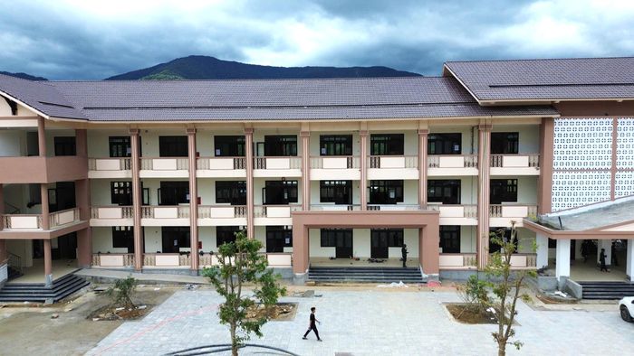 Ông Hồ Văn Khởi, Phó chủ tịch UBND xã A Lưới 4 cho hay, địa phương rất phấn khởi, tự hào khi có một ngôi trường khang trang với quy mô rất lớn.