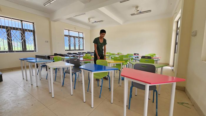 Trên công trường, các lực lượng tập trung quét dọn, vệ sinh phòng học, hành lang, cầu thang… góp phần hoàn thiện cảnh quan trường lớp, tạo môi trường khang trang, sạch đẹp trước ngày đón học sinh.