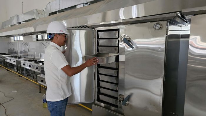 Qua đó, nhà thầu đang triển khai lắp đặt các hệ thống phụ trợ còn lại và dọn dẹp vệ sinh ở khối hành chính, trung học cơ sở, tiểu học… đề bàn giao cho nhà trường kịp khai giảng năm học mới.