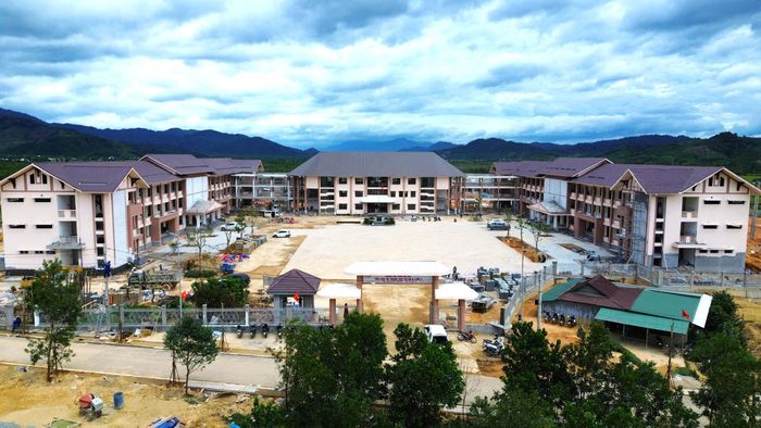 Theo ông Võ Sĩ Đoàn, trường mới khang trang hiện đại, cán bộ, giáo viên nhà trường quyết tâm đảm bảo được yêu cầu dạy và học. Nhà trường cũng đã chuẩn bị các phương án tốt nhất để đón học sinh tập trung khai giảng năm học mới 2026 -2027.