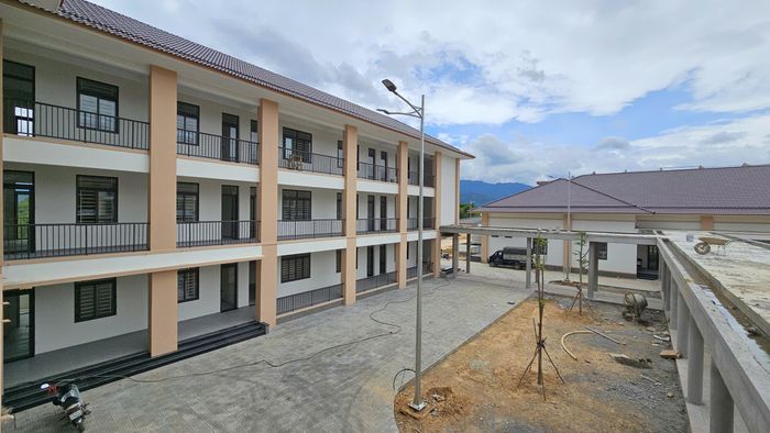 Ông Hồ Hữu Phú, Phó giám đốc phụ trách Ban QLDA Đầu tư xây dựng khu vực 2 cho biết, dự án Trường phổ thông nội trú liên cấp tiểu học và trung học cơ sở tại xã A Lưới 4 đến nay cơ bản hoàn thành các hạng mục chính.