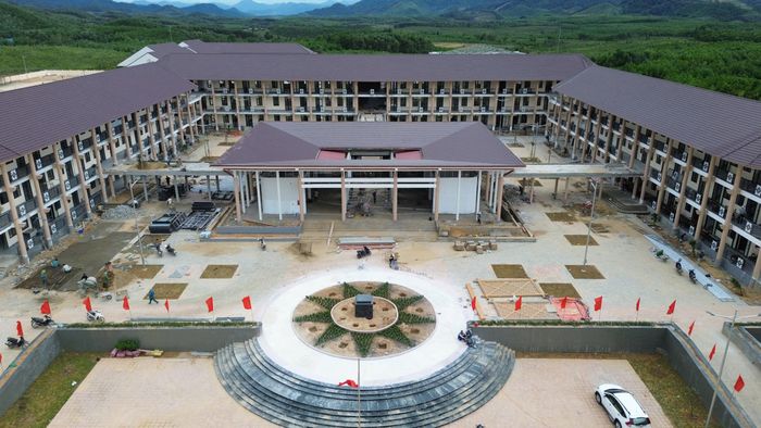 Theo ghi nhận của PV Báo Xây dựng, tại Trường phổ thông nội trú liên cấp tiểu học và trung học cơ sở tại xã A Lưới 3 và A Lưới 4 các khối nhà cơ bản hoàn thành, hệ thống cơ sở vật chất cũng đang được nhà thầu triển khai lắp đặt. Bàn ghế, trang thiết bị cũng được hỗ trợ vận chuyển, sắp xếp vào các khu vực theo yêu cầu.