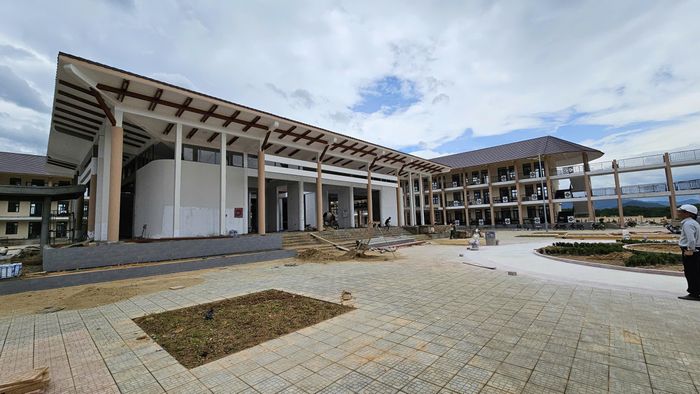 Theo đại điện Ban QLDA Đầu tư xây dựng và Phát triển đô thị TP Huế, nhà thầu đang tiếp tục triển khai thi công hoàn thành một số hạng mục ở các khối nhà và bản giao theo từng phòng để triển khai đồng thời gói thầu lắp đặt thiết bị tivi, bảng, loa, bàn ghế… Hạng mục nhà đa năng sẽ hoàn thành xây và trát tường bên ngoài hoàn thành trước ngày khai giảng.
