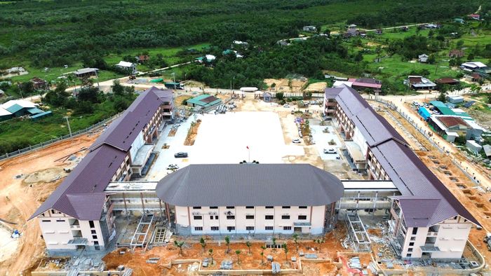 Cụ thể, nhà thầu đang huy động mỗi ngày gần 550 nhân công, bao gồm cả 150 chiến sĩ lực lượng vũ trang tăng cường hỗ trợ. Đồng thời, các nhà thầu cũng bổ sung thêm máy đào, ủi, lu và xe ô tô tải tự đổ.