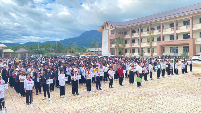 Ông Võ Sĩ Đoàn, Hiệu trưởng Trường phổ thông nội trú liên cấp tiểu học và trung học cơ sở tại xã A Lưới 4 thông tin, sáng 25/8, nhà trường đã tổ chức cho các em đến tập trung và nhận lớp. Số học sinh tham gia đạt hơn 95%. Toàn trường năm học này có gần 1.400 học sinh với 85 cán bộ, giáo viên.