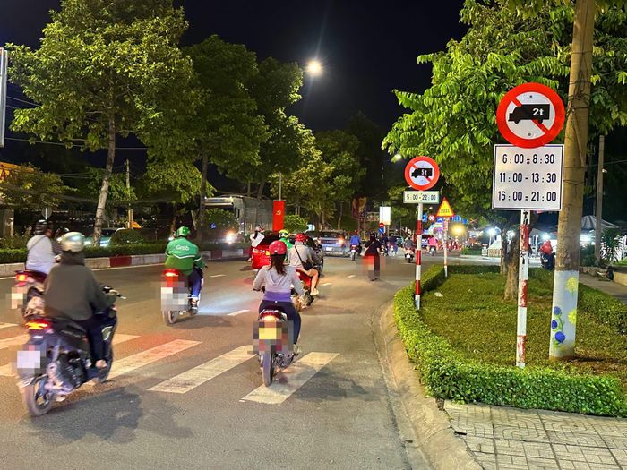 Các biển báo đã được lắp đặt đầy đủ.
