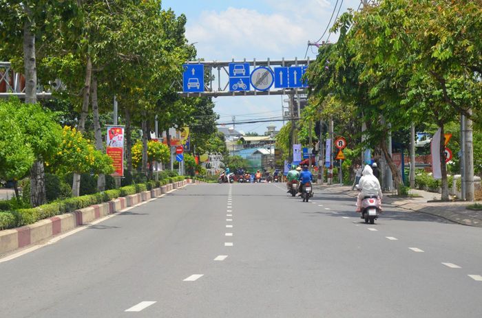 Đường Đồng Khởi là tuyến huyết mạch lưu lượng xe qua lại thường đông.