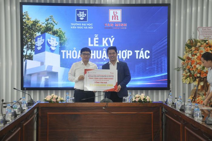 PGS.TS Nguyễn Tuấn Anh, Phó Hiệu trưởng Trường Đại học Kiến trúc Hà Nội và ông Lê Lý Lâm, Tổng giám đốc Công ty TNHH Thương mại Quốc tế Văn Minh.