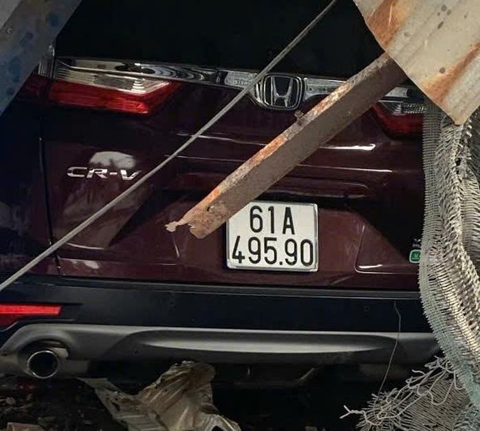 Chiếc ô tô lao vào nhà dân.