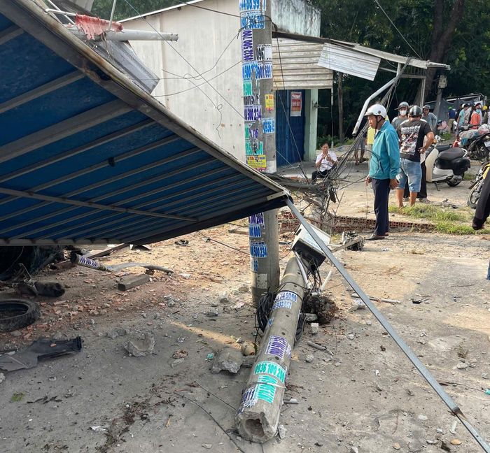 Cột điện bị ô tô tông gãy.