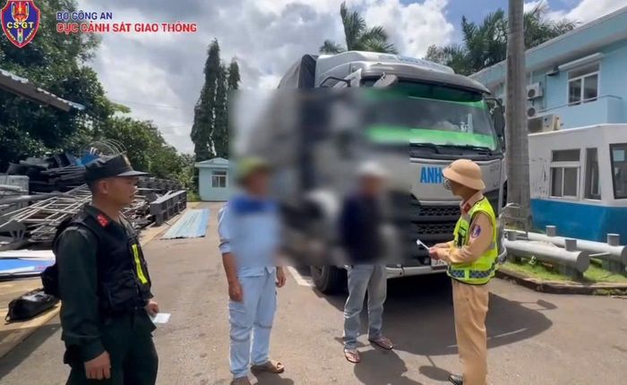 Tổ công tác Đội Cảnh sát giao thông đường bộ cao tốc số 6 làm việc với người vi phạm. (Ảnh: Cục CSGT )