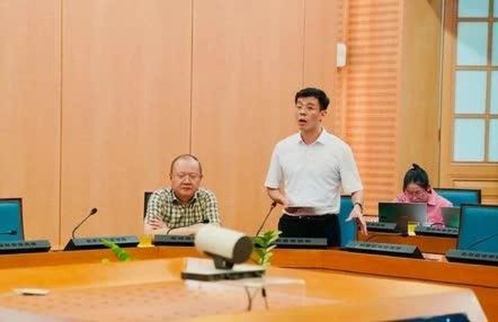 Giám đốc Sở Khoa học và Công nghệ Cù Ngọc Trang báo cáo tại cuộc họp. Ảnh: Minh Anh