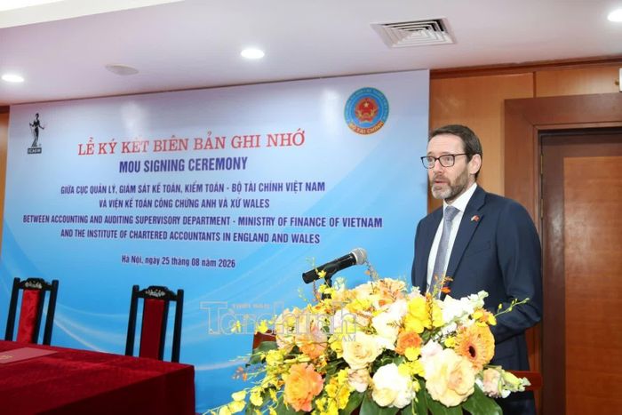 Ông Iain Frew - Đại sứ Đặc mệnh toàn quyền Liên hiệp Vương quốc Anh và Bắc Ireland tại Việt Nam phát biểu tại sự kiện. Ảnh: Đức Minh