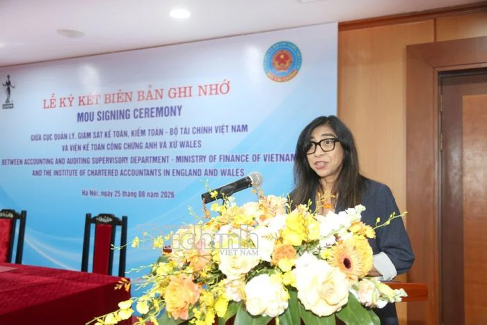 Bà Azlina Bulmer - Giám đốc quản lý các thị trường quốc tế ICAEW phát biểu tại sự kiện. Ảnh: Đức Minh