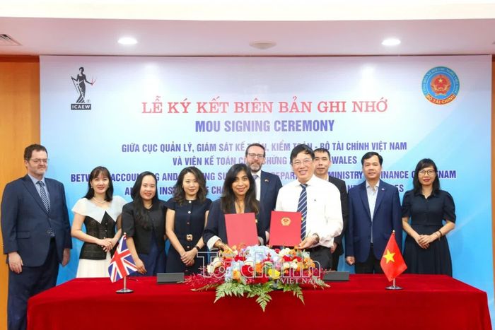 Cục trưởng Cục Quản lý, giám sát kế toán, kiểm toán Đặng Quyết Tiến và Giám đốc Quản lý các thị trường quốc tế của ICAEW Azlina Bulmer ký kết và trao thỏa thuận hợp tác. Ảnh: Đức Minh