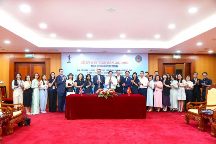Các đại biểu chúc mừng thành công của Lễ ký kết. Ảnh: Đức Minh