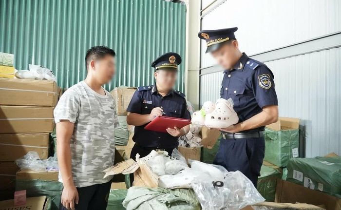 Cán bộ hải quan kiểm tra xuất xứ hàng nhập khẩu. Ảnh: CTVHQ