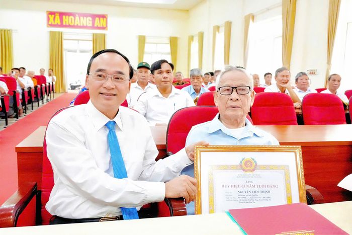 Lãnh đạo xã Hoàng An chúc mừng đồng chí Nguyễn Tiến Thịnh vinh dự nhận Huy hiệu 65 năm tuổi Đảng.