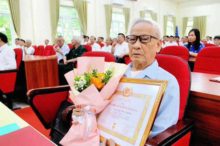 Đảng viên Nguyễn Tiến Thịnh, 65 năm tuổi Đảng dù tuổi cao nhưng vẫn luôn là tấm gương sáng của địa phương.