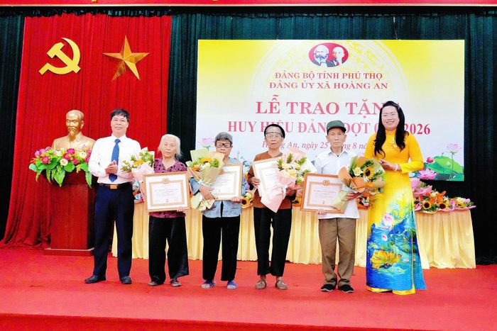 Đại diện lãnh đạo tỉnh Phú Thọ và lãnh đạo xã Hoàng An trao tặng Huy hiệu Đảng cho đảng viên cao tuổi nhân dịp Quốc khánh mùng 2/9/2026.