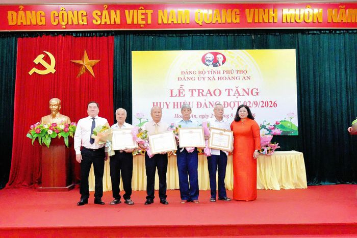 Đảng viên xã Hoàng An vinh dự nhận Huy hiệu Đảng.