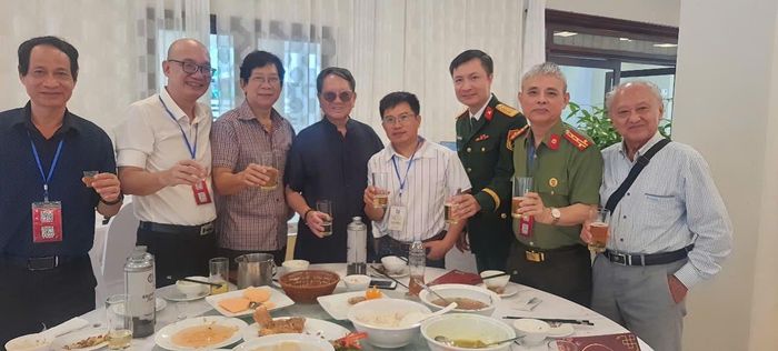 Nâng cốc mừng thành công của Đại hội