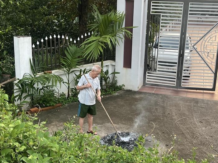Ở tuổi 91, ông Nguyễn Tiến Thịnh vẫn tranh thủ phụ giúp con cháu dọn dẹp, vệ sinh nhà cửa mỗi khi rảnh rỗi