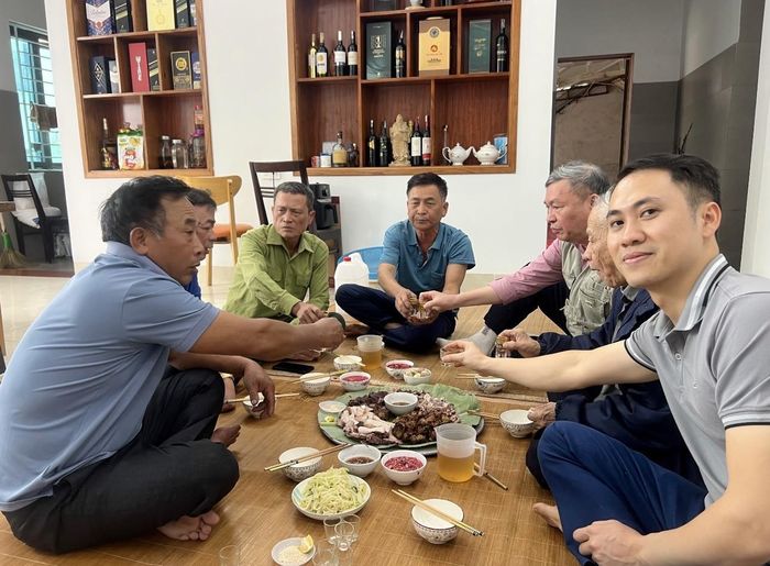Ba ảnh trên là những hình ảnh đời thường của đồng chí Nguyễn Tiến Thịnh, vui vẻ, đầm ấm bên con cháu. Ảnh: Xuân Huy ↵